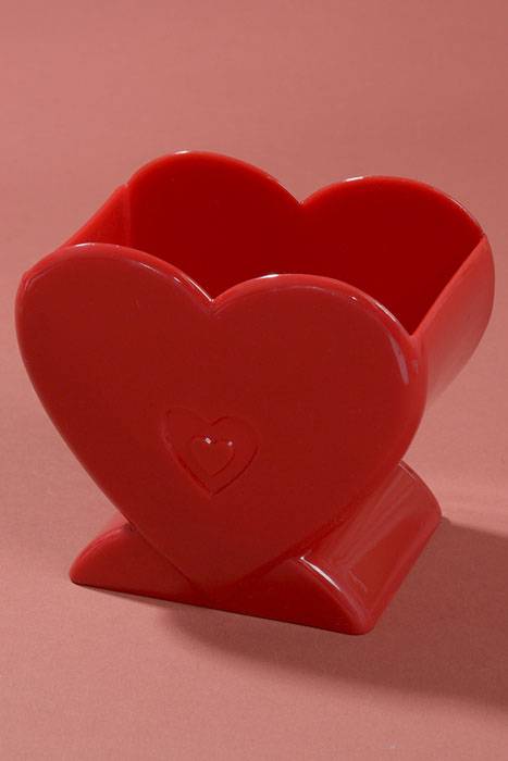 5.25" X 3.5" X 4.75" Plastic Standing Heart Red