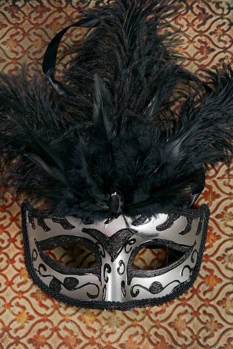 7" Man Mask W/ostrich Feathers Black