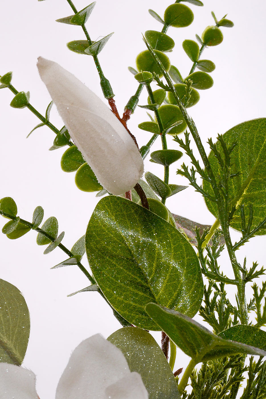 24″ Magnolia/Eucalyptus/Cedar Spray White/Green