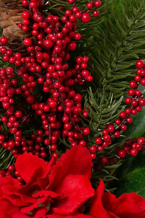 21" Hydrangea/mag Leaf/berry Spray Green/red