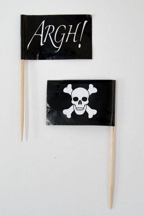 2.5" Pirate Flag Picks Black Pkg/50