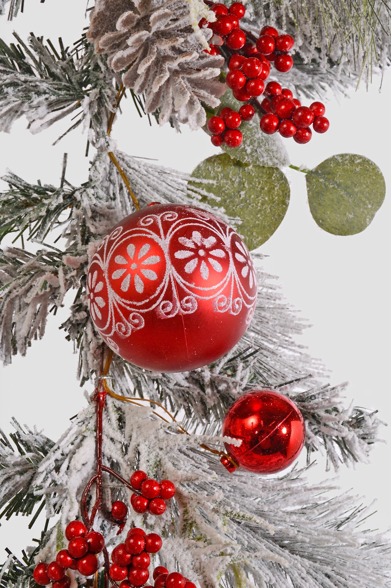 6Ft Christmas Ball Berry Pine Garland White/Red