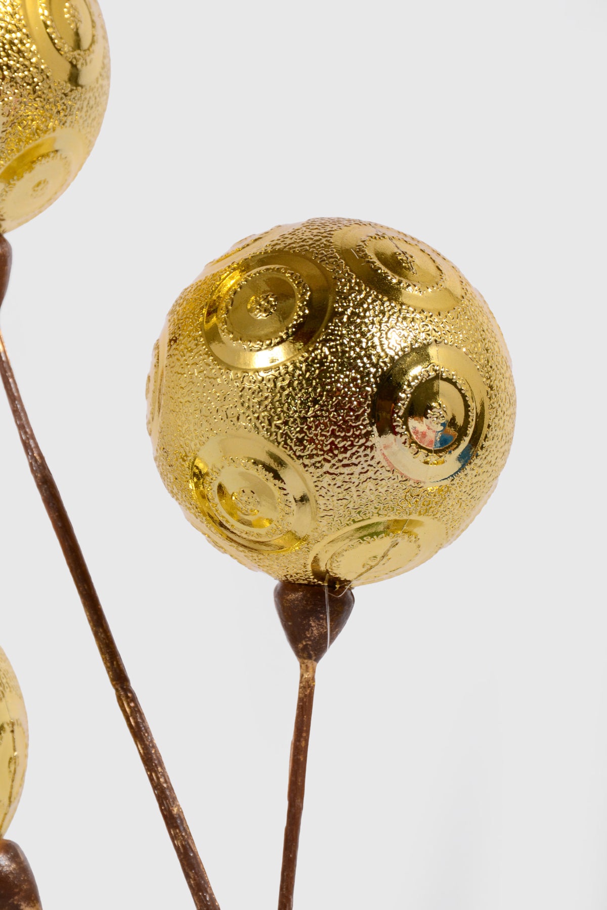 24" Ball Spray Gold
