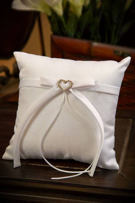 Square Ring Pillow W/heart White