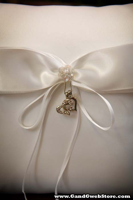 Square Ring Pillow W/hanging Heart White