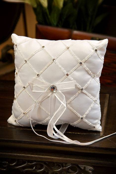 Square Ring Pillow W/rhinestone White